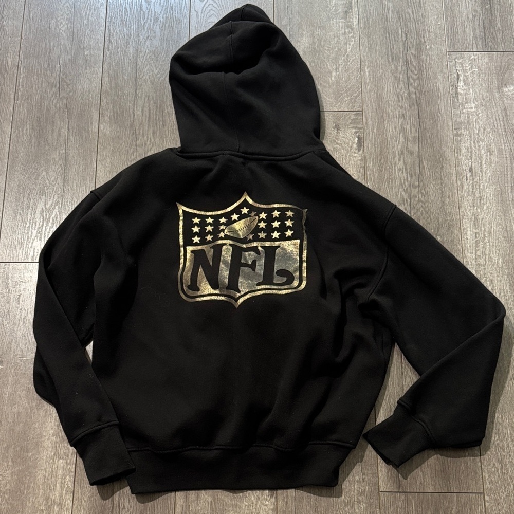 Womenโs NFL black and gold hoodie M
